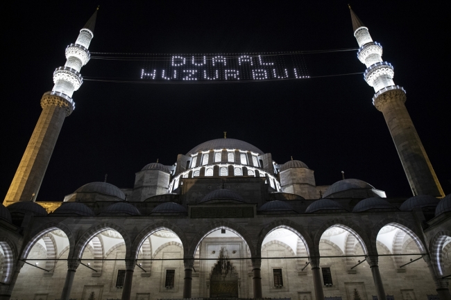 Süleymaniye Camii'nde Kadir Gecesi hüznü